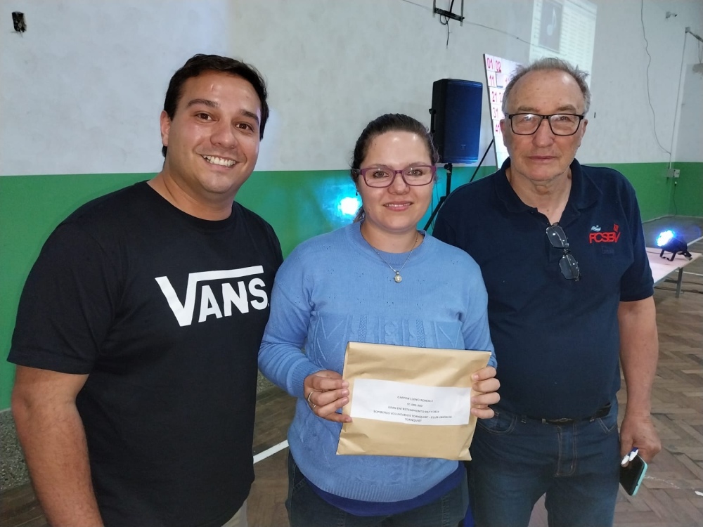 Rocío Belen de Tres Picos ganó el pozo final del bingo organizado por Bomberos Voluntarios y el Club Unión