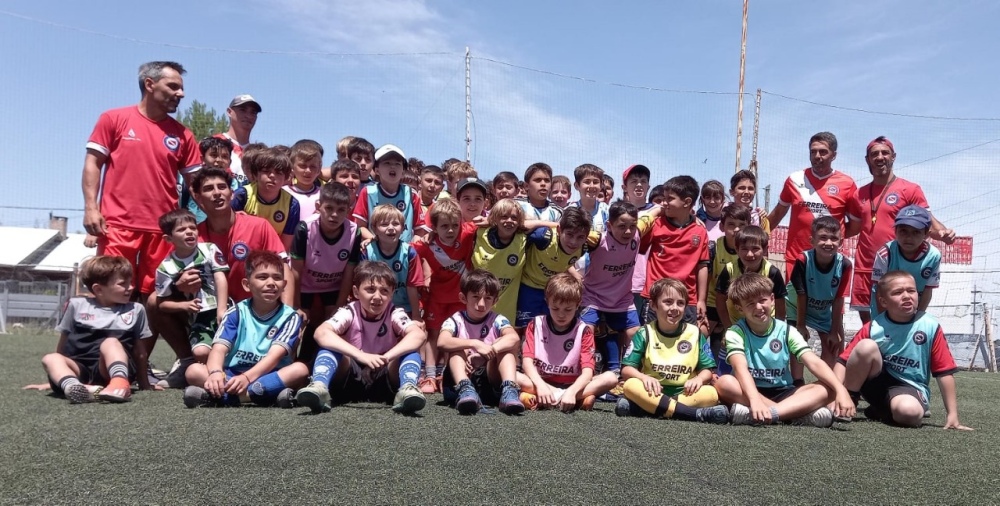 La escuela de fútbol del Club General San Martín de Chasico participo de un campus intensivo