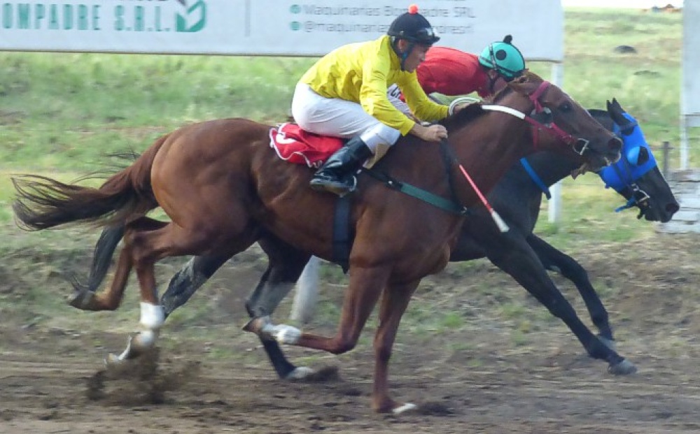 Triunfo para dos caballos de Tornquist en la recta del Club Hípico y Social Catriló