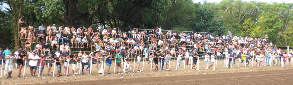 Triunfo para dos caballos de Tornquist en la recta del Club Hípico y Social Catriló