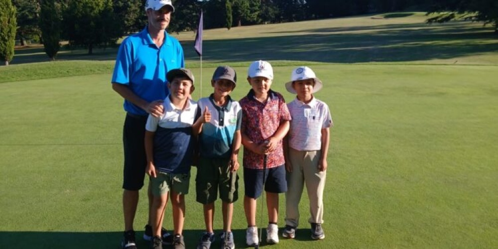 Destacada labor de golfistas juveniles serranos en torneo internacional.