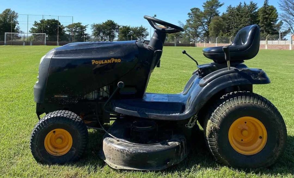 Porteño de Saldungaray adquirió un tractor Poulan Pro destinado al mantenimiento de sus instalaciones