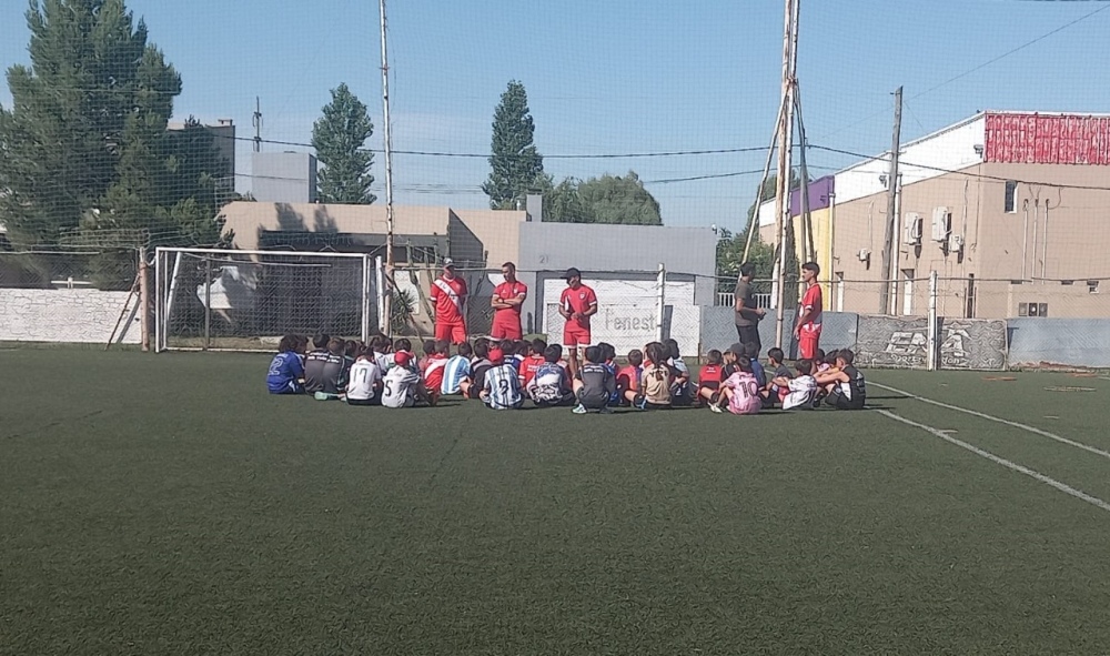 La escuela de fútbol del Club General San Martín de Chasico participo de un campus intensivo