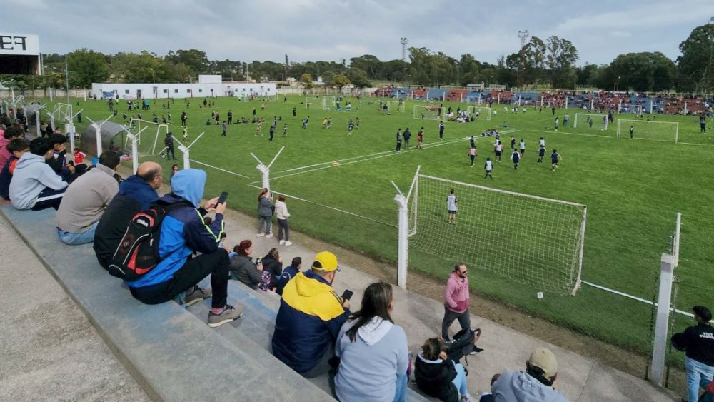 Unión y Automoto formaron parte de un encuentro de escuelitas de fútbol organizado por Peñarol de Pigüé