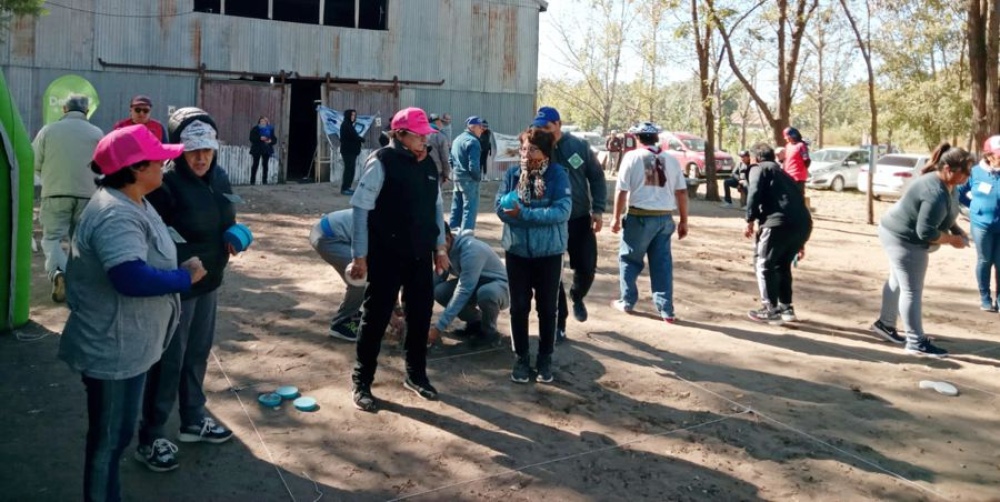 Cuatro parejas de Tornquist compitieron en un torneo de tejo en Mayor Buratovich