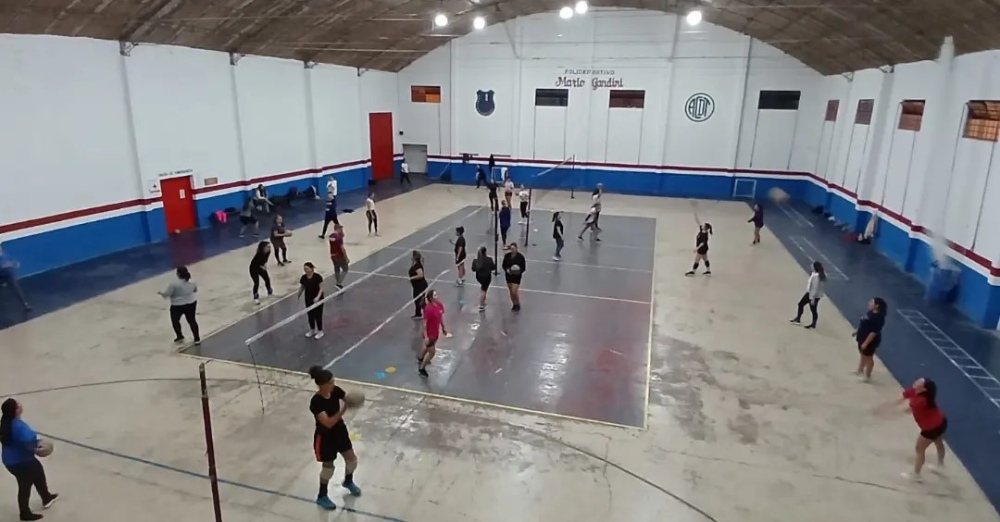 Comenzaron las clases de maxi voley recreativo femenino en el Club Automoto