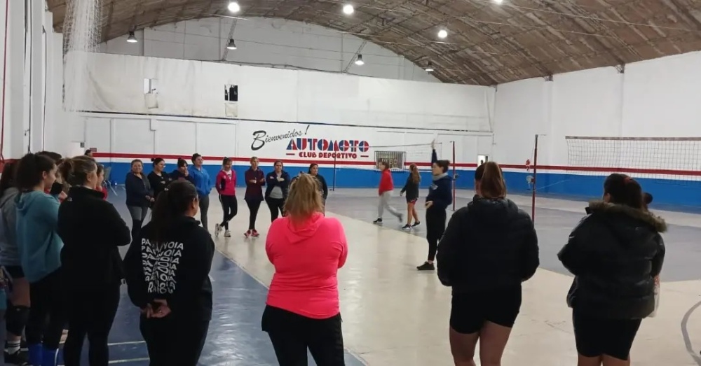 Comenzaron las clases de maxi voley recreativo femenino en el Club Automoto