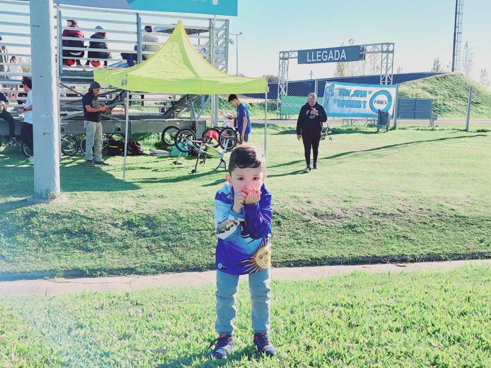 Amadeo Navarro Vallejos en lo mas alto del podio en un torneo bonaerense de BMX