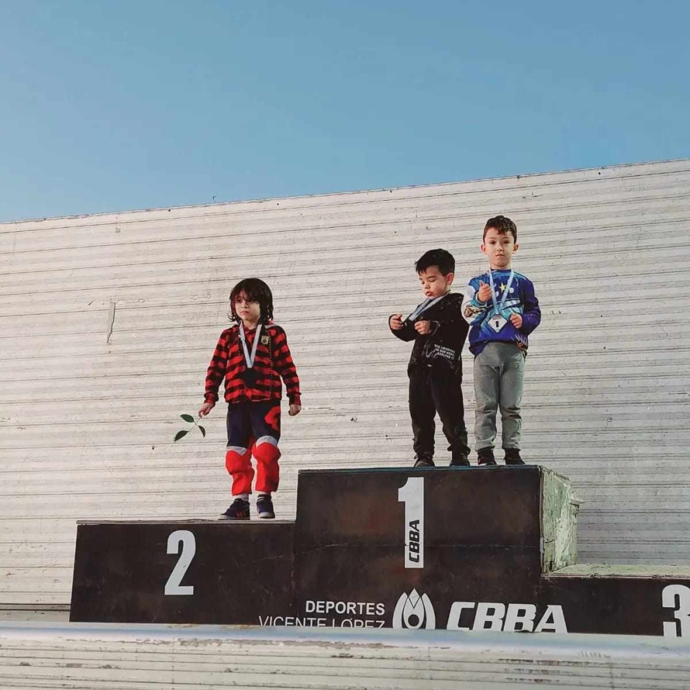 Amadeo Navarro Vallejos en lo mas alto del podio en un torneo bonaerense de BMX