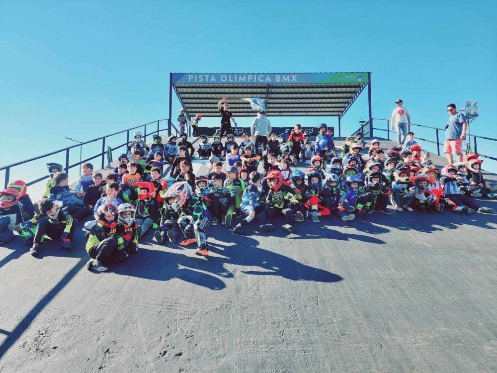 Amadeo Navarro Vallejos en lo mas alto del podio en un torneo bonaerense de BMX