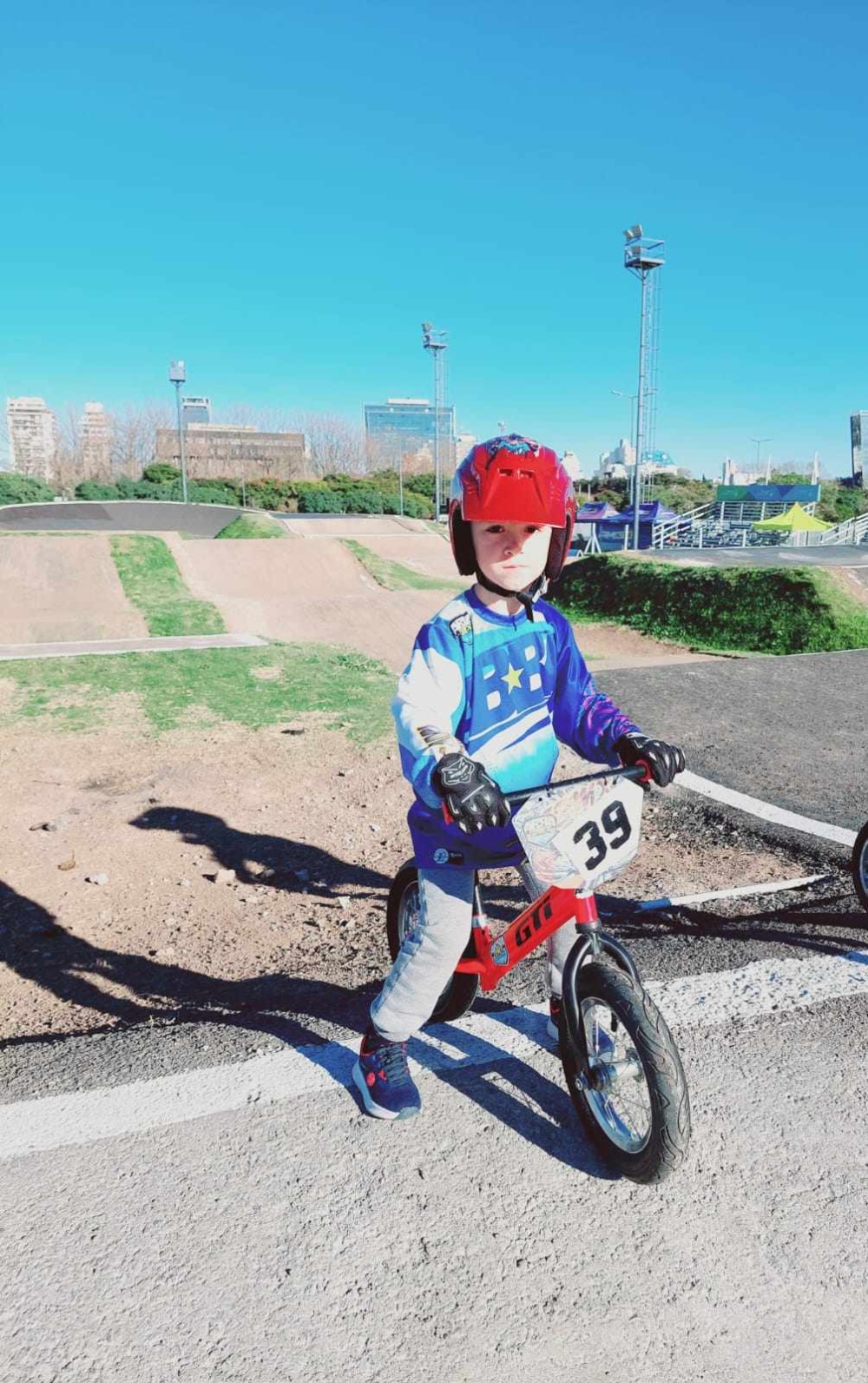 Amadeo Navarro Vallejos en lo mas alto del podio en un torneo bonaerense de BMX