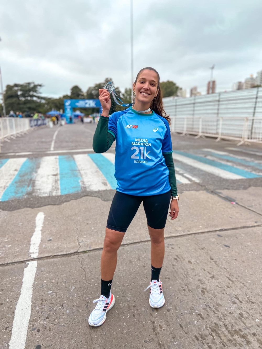 La tornquistense Cristal Oteiza compitió en el XXIII Medio Maratón ASICS Ciudad de Rosario