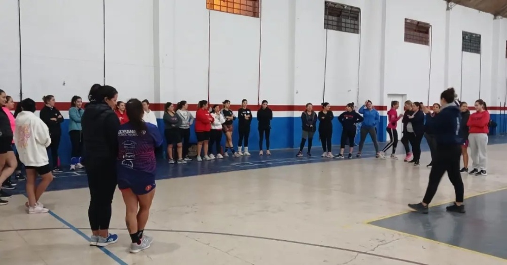 Comenzaron las clases de maxi voley recreativo femenino en el Club Automoto