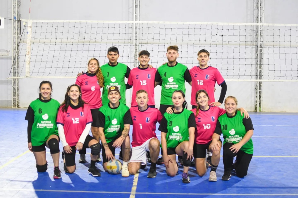 Equipo de Tornquist participo de un encuentro de maxi vóley mixto en Carhué