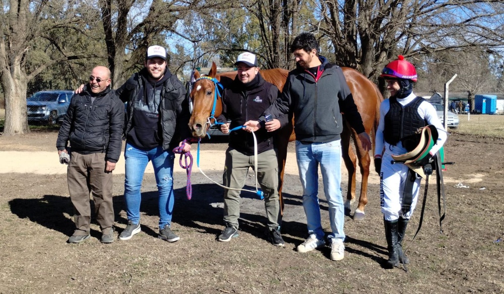 Turf en Olavarría: ”Perfect Moment” fue el ganador de la sexta carrera sobre 600 metros