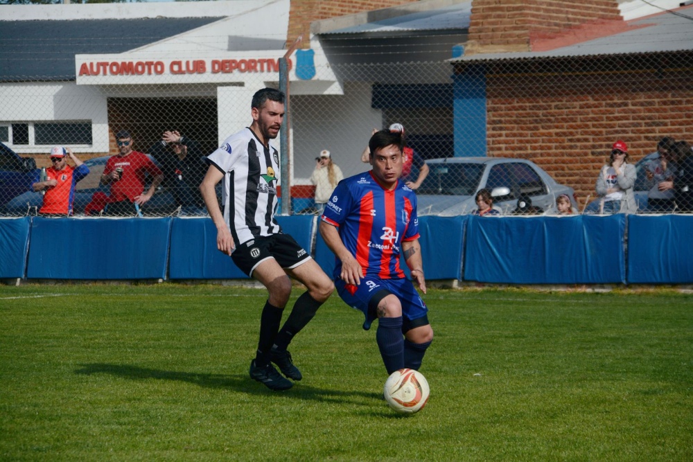 Liga Regional: Los elencos de Tornquist no pasaron del empate ante rivales suarenses (87 fotos)