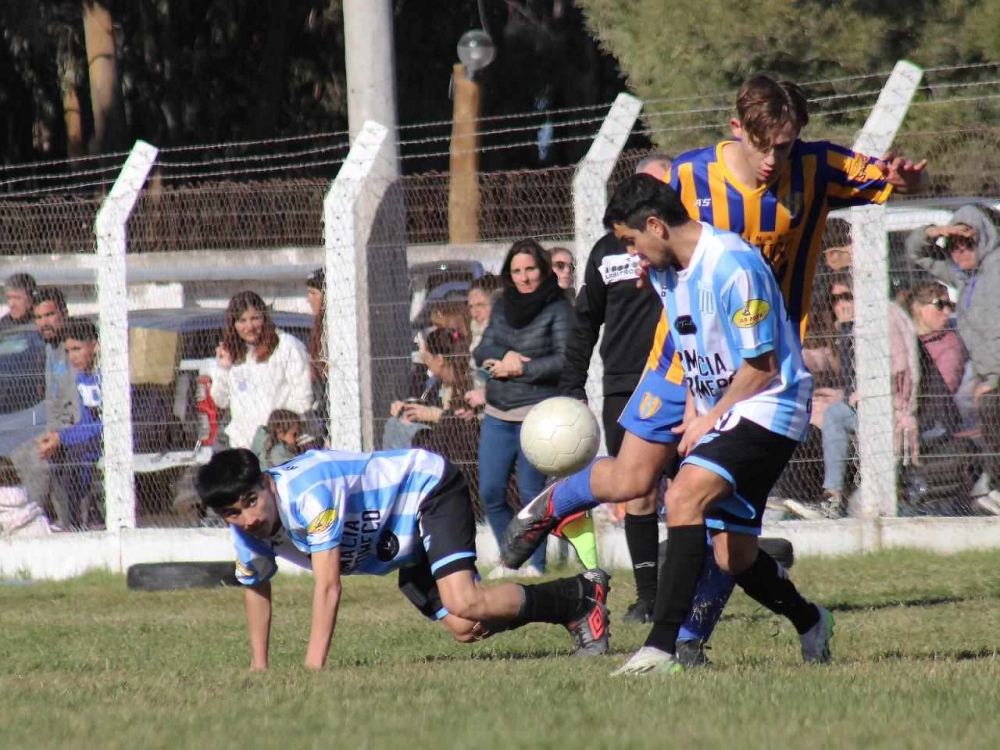 El tornquistense Bautista Holzmann anoto un tanto en la goleada de Recreativo Echegoyen ante Quilmes