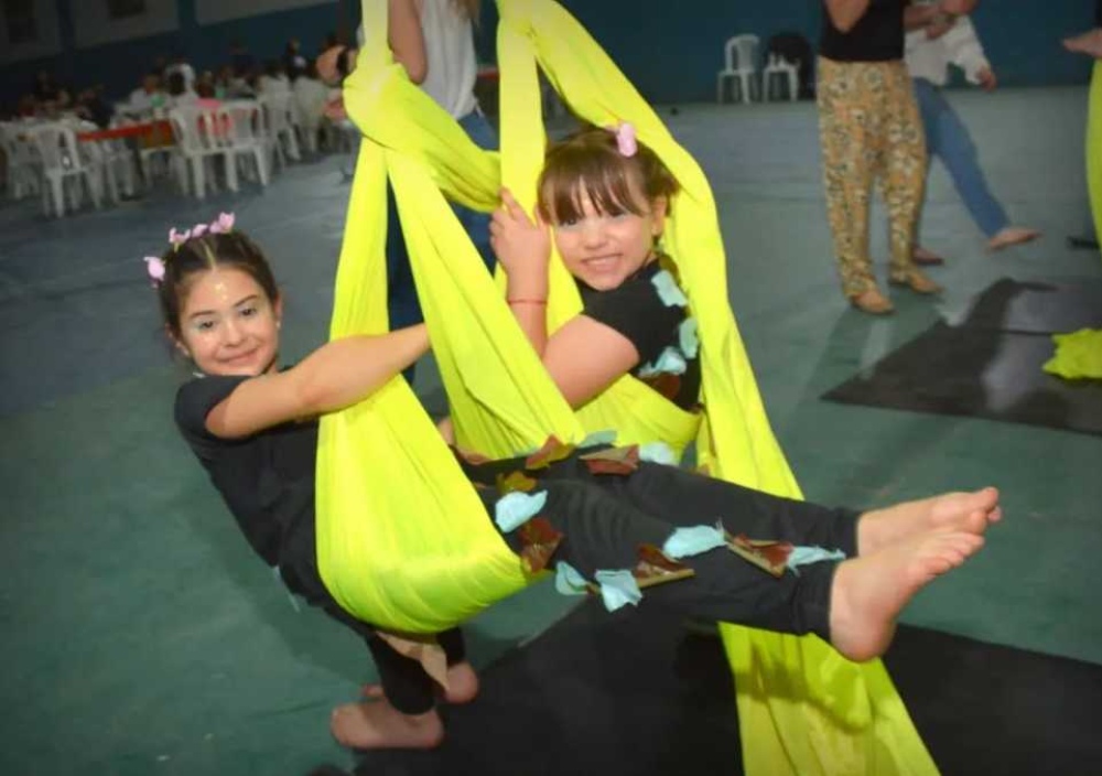 Porteño de Saldungaray fue sede de una muestra de acrobacia en tela (Incluye fotos)