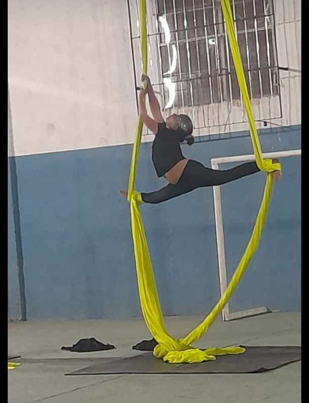 Porteño de Saldungaray fue sede de una muestra de acrobacia en tela (Incluye fotos)