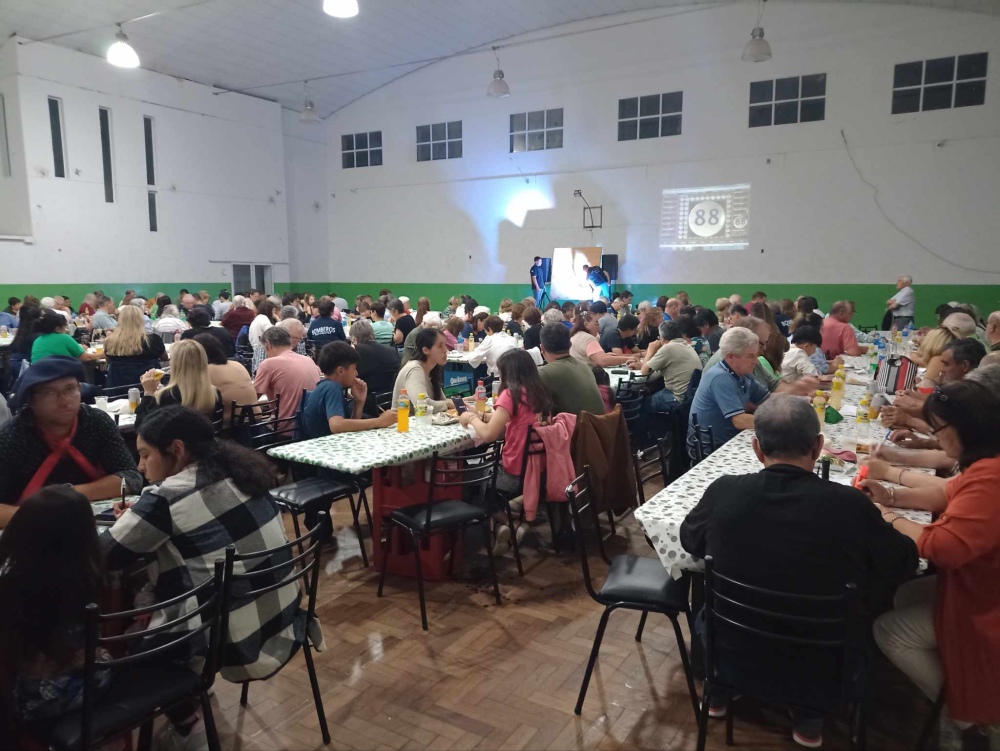 Rocío Belen de Tres Picos ganó el pozo final del bingo organizado por Bomberos Voluntarios y el Club Unión