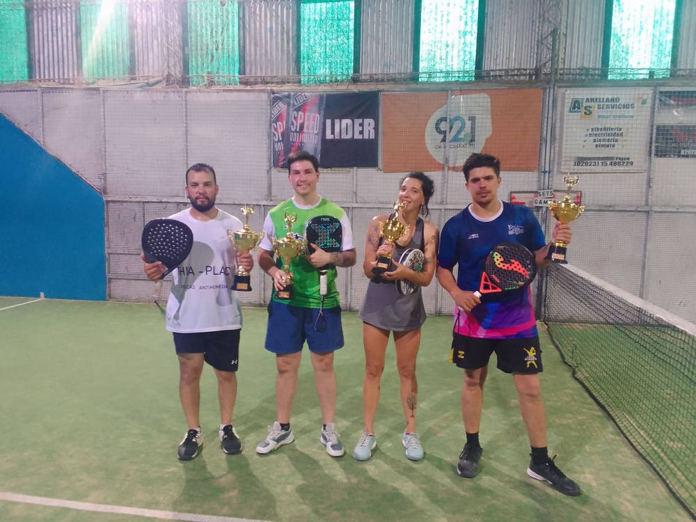 Jeremías Lacasta junto a la saavedrense Samantha Martínez, subcampeones del Master de séptima categoría de Padel Las Sierras