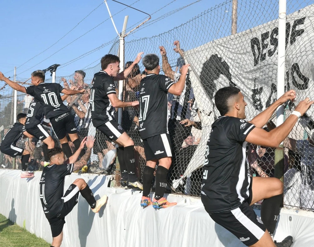 Liga del Sur: Liniers, con ”Manu” Abregu como titular, superó a Bella Vista en la final del playoffs y forzó a un partido extra