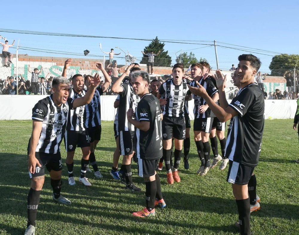 Liga del Sur: Liniers, con ”Manu” Abregu como titular, superó a Bella Vista en la final del playoffs y forzó a un partido extra