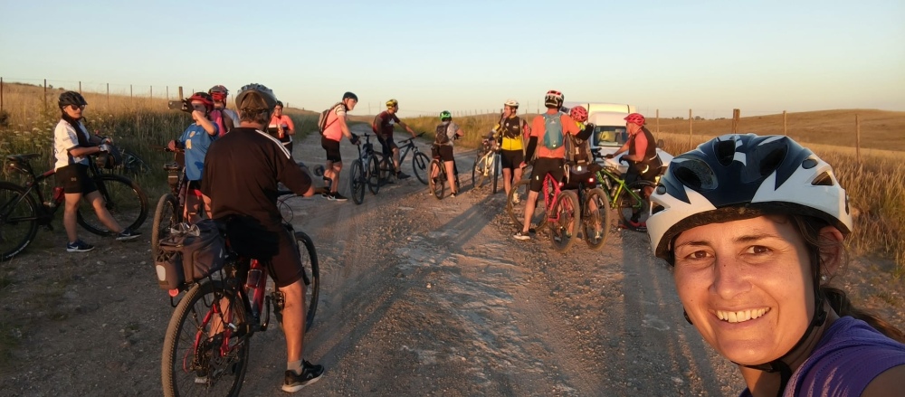 Se realizo el cicloturismo nocturno con luna llena y experiencia astronómica en Saldungaray (Incluye fotos)