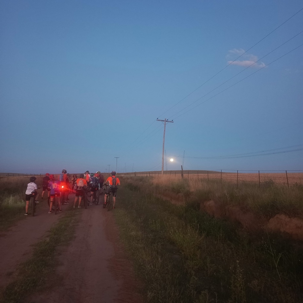 Se realizo el cicloturismo nocturno con luna llena y experiencia astronómica en Saldungaray (Incluye fotos)