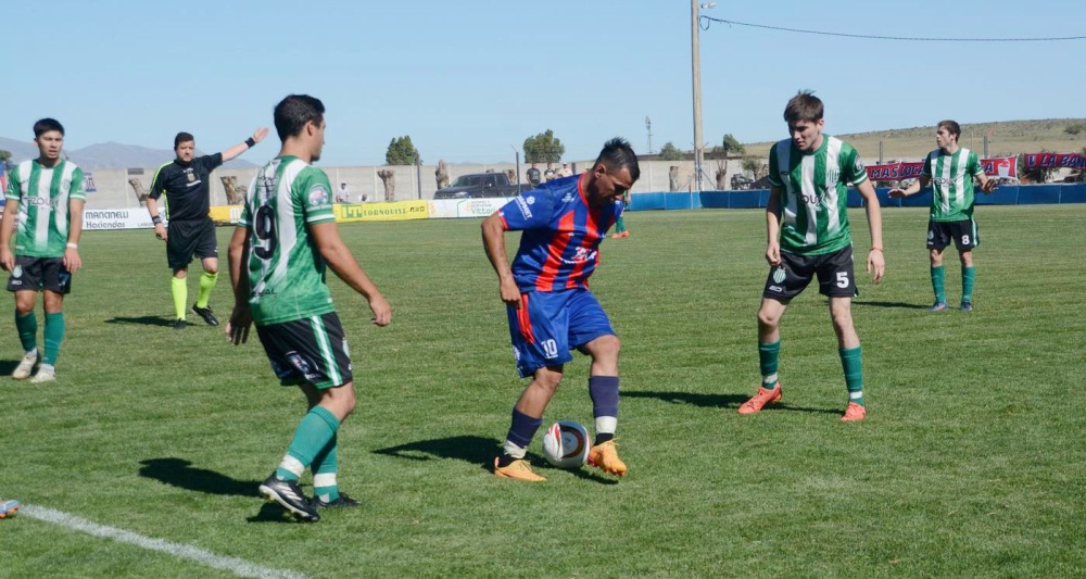 Liga Regional: Automoto logro un triunfo agónico ante A. Huanguelén que le permitió llegar a la punta de la zona 2 (97 fotos)