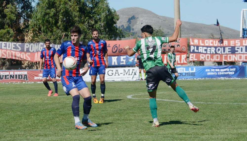 Liga Regional: Automoto logro un triunfo agónico ante A. Huanguelén que le permitió llegar a la punta de la zona 2 (97 fotos)