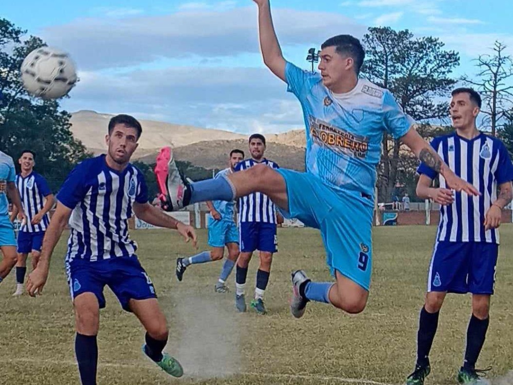 Con ”Nico” Restivo imparable: Porteño debuto como local y goleo a San Martin de Coronel Dorrego