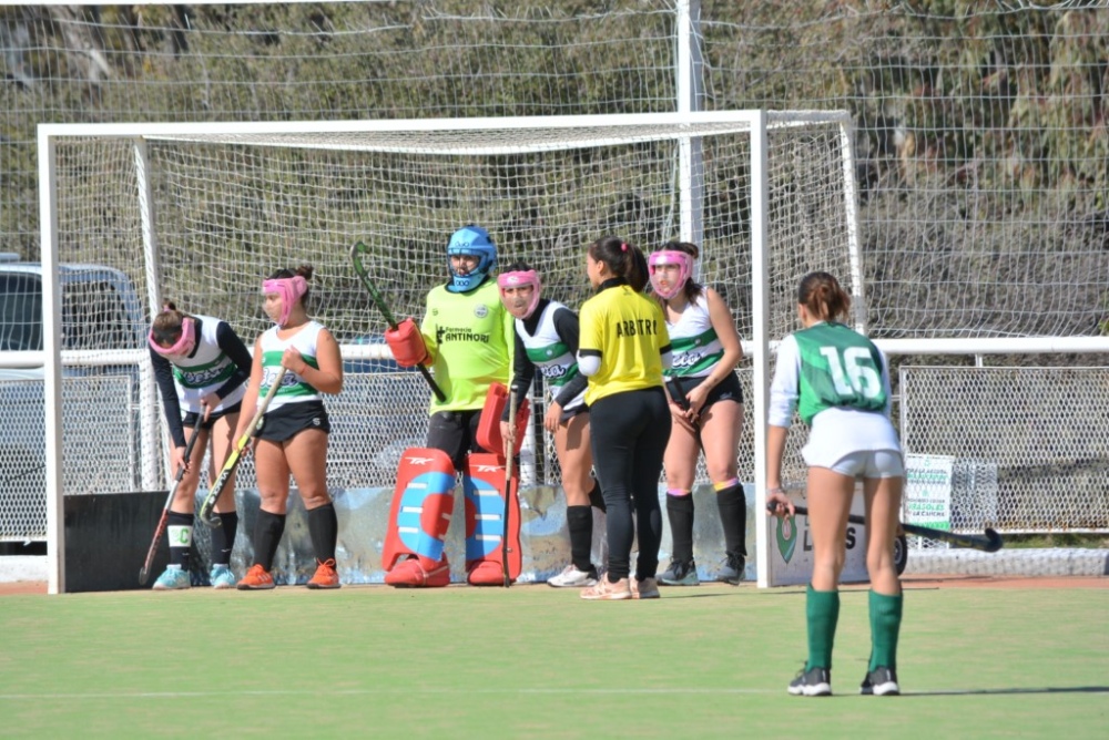 Hockey: Dos victorias y dos derrotas para Las Lobas ante Pacifico B (Incluye fotos)