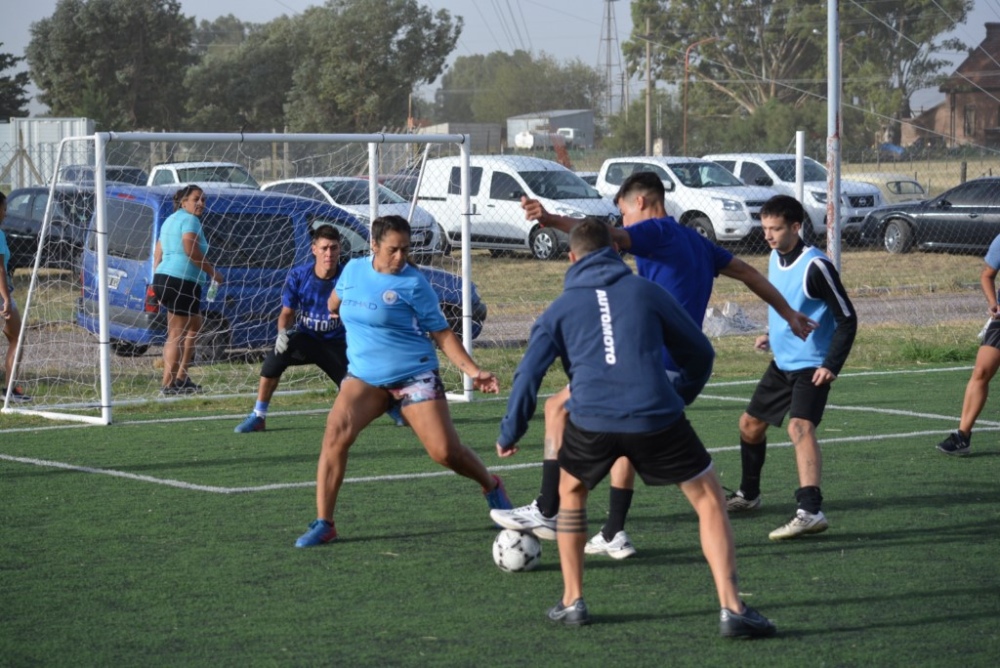 Fue todo un éxito el torneo de futbol 5 mixto llevado a cabo en el Club Unión (22 fotos)