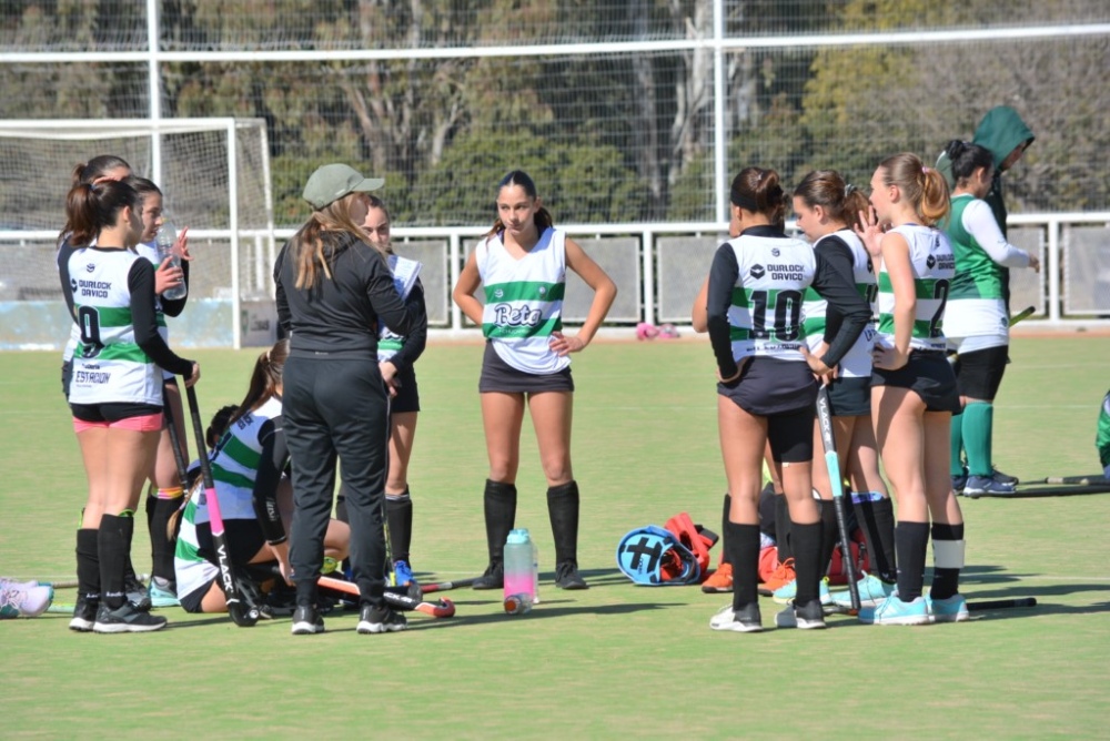 Hockey: Dos victorias y dos derrotas para Las Lobas ante Pacifico B (Incluye fotos)