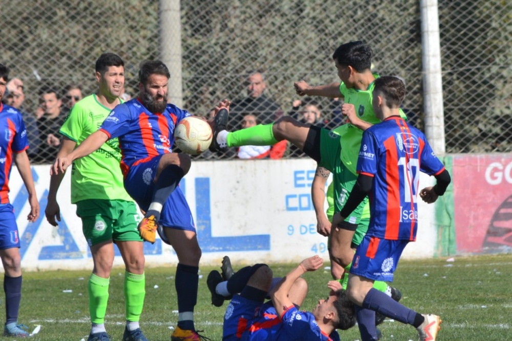 Liga Regional: La edición Nº 62 del clásico de Tornquist termino en empate (102 fotos)