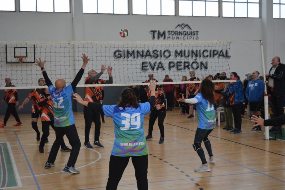 Se realizo un encuentro de newcom en el Gimnasio Municipal Eva Perón (23 fotos)