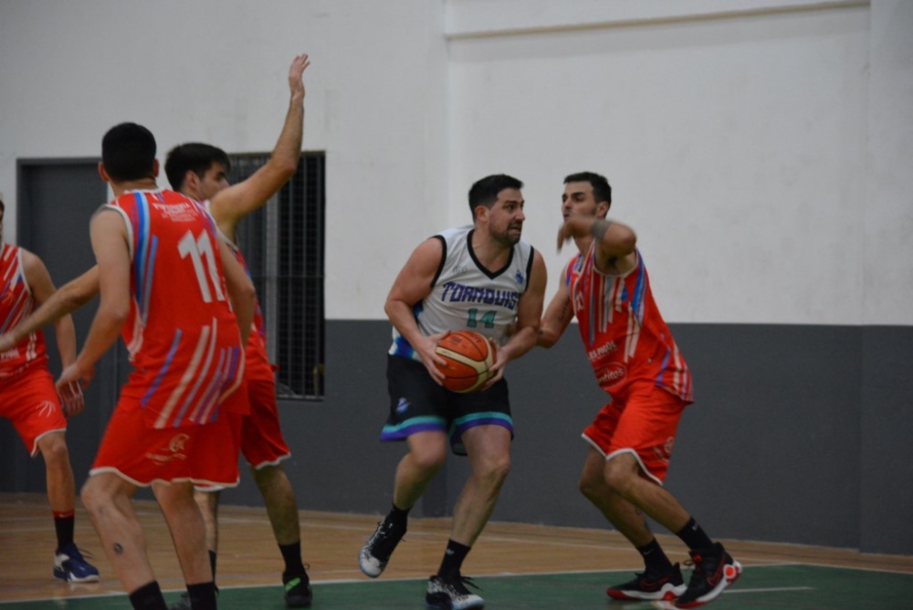 Tornquist Basquet dejo el invicto tras caer como local ante Independiente de Pigüé (50 fotos)