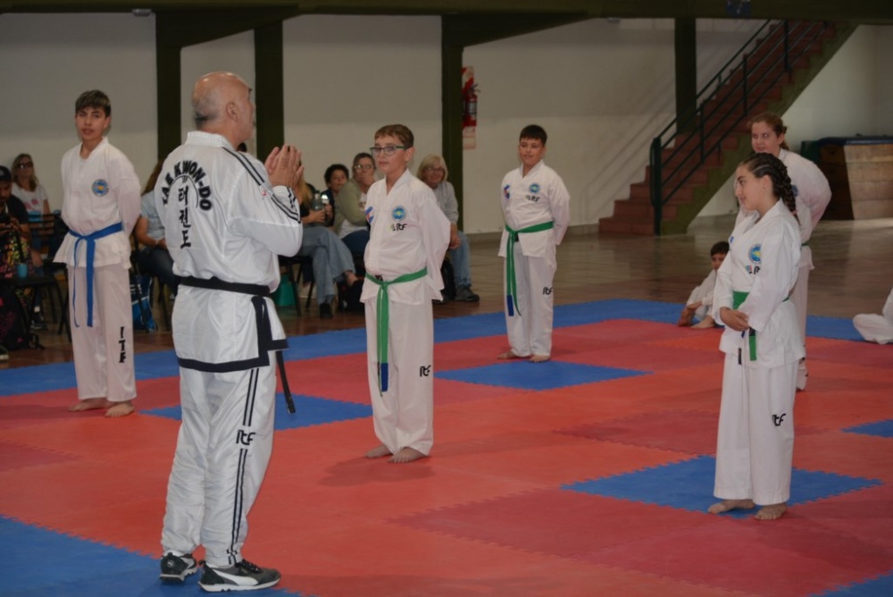 Ricardo Rieiro tomo exámenes a alumnos de la Escuela de Taekwondo APAT Tornquist (40 fotos + video)