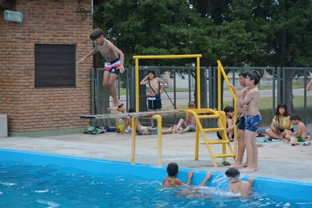 La piscina municipal de Tornquist, fue una de las tres del distrito, que inicio este sábado la temporada 2024/5 (54 fotos)