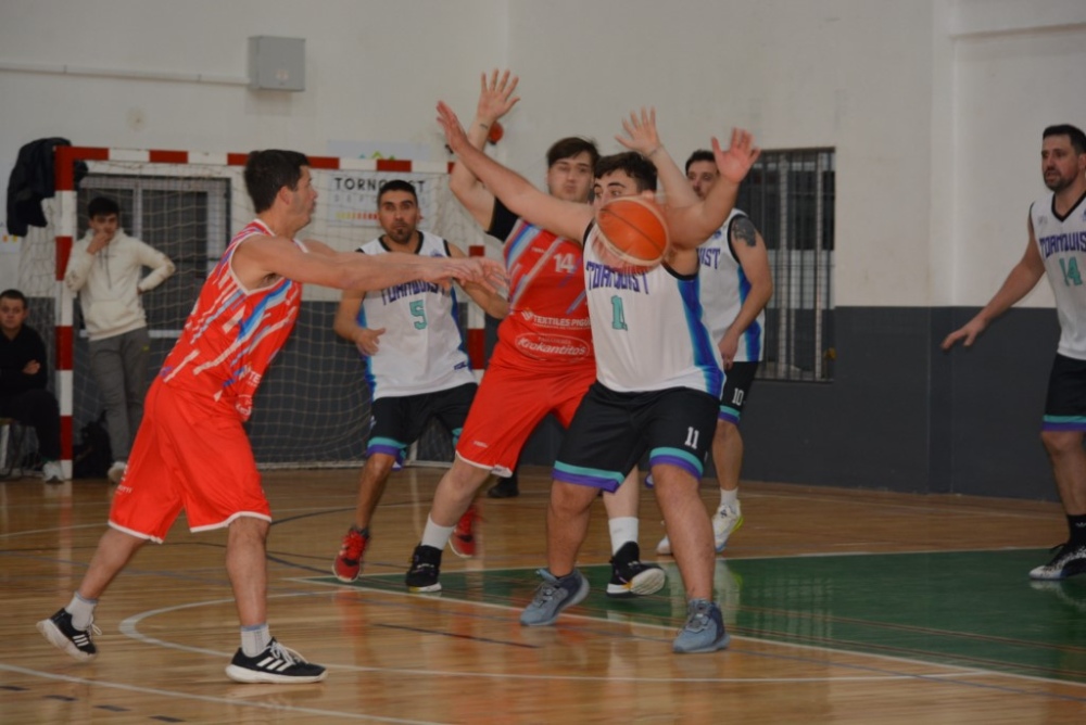 Tornquist Basquet dejo el invicto tras caer como local ante Independiente de Pigüé (50 fotos)