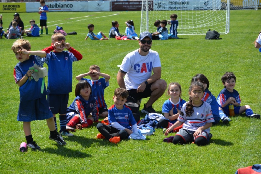 Paso el 28° Encuentro Regional de Escuelitas de Fútbol organizado por el Club Automoto (86 fotos)