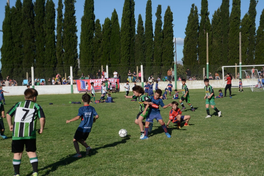 Se llevo a cabo un encuentro de escuelitas de futbol en el Club Unión (88 fotos + video)