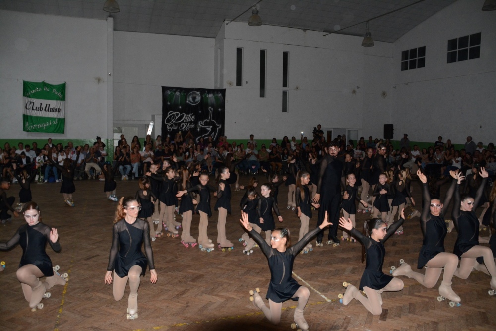 La escuela de patín del Club Unión presento «Una noche para recordar» (72 fotos + video)