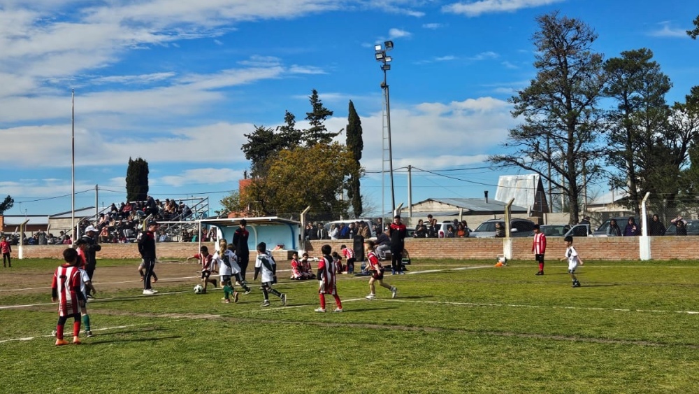 Se realizo un encuentro de escuelitas de futbol en el Club Porteño de Saldungaray (Incluye fotos)