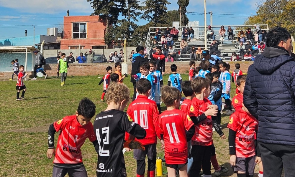 Se realizo un encuentro de escuelitas de futbol en el Club Porteño de Saldungaray (Incluye fotos)