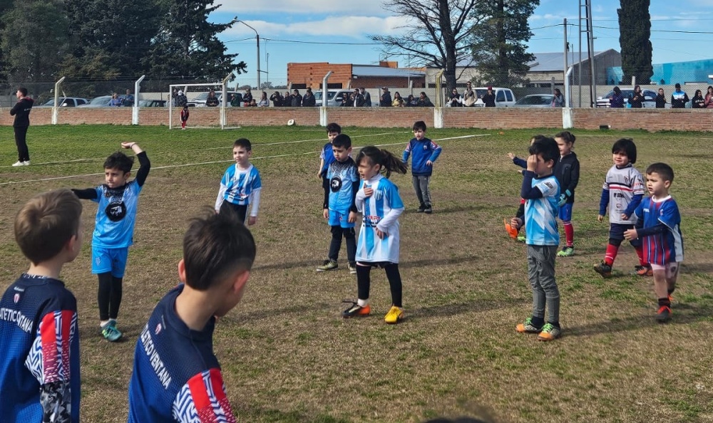 Se realizo un encuentro de escuelitas de futbol en el Club Porteño de Saldungaray (Incluye fotos)