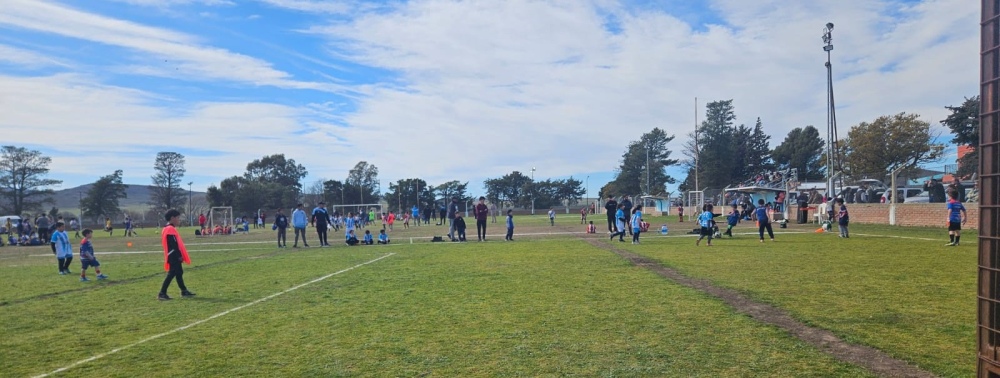 Se realizo un encuentro de escuelitas de futbol en el Club Porteño de Saldungaray (Incluye fotos)