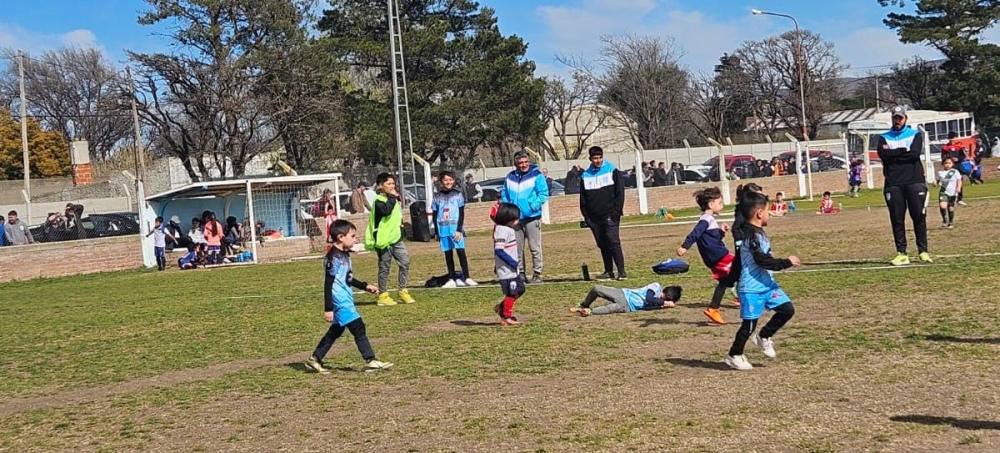 Se realizo un encuentro de escuelitas de futbol en el Club Porteño de Saldungaray (Incluye fotos)