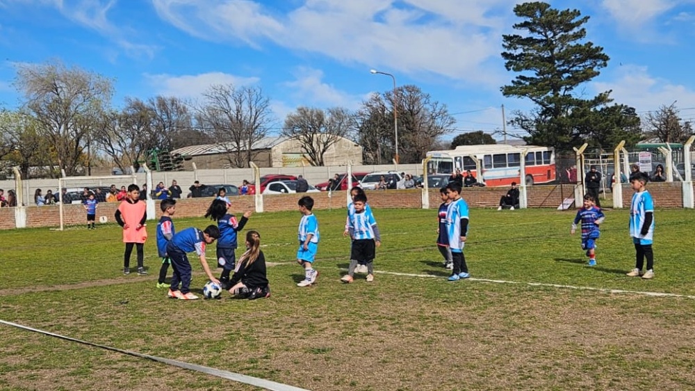 Se realizo un encuentro de escuelitas de futbol en el Club Porteño de Saldungaray (Incluye fotos)